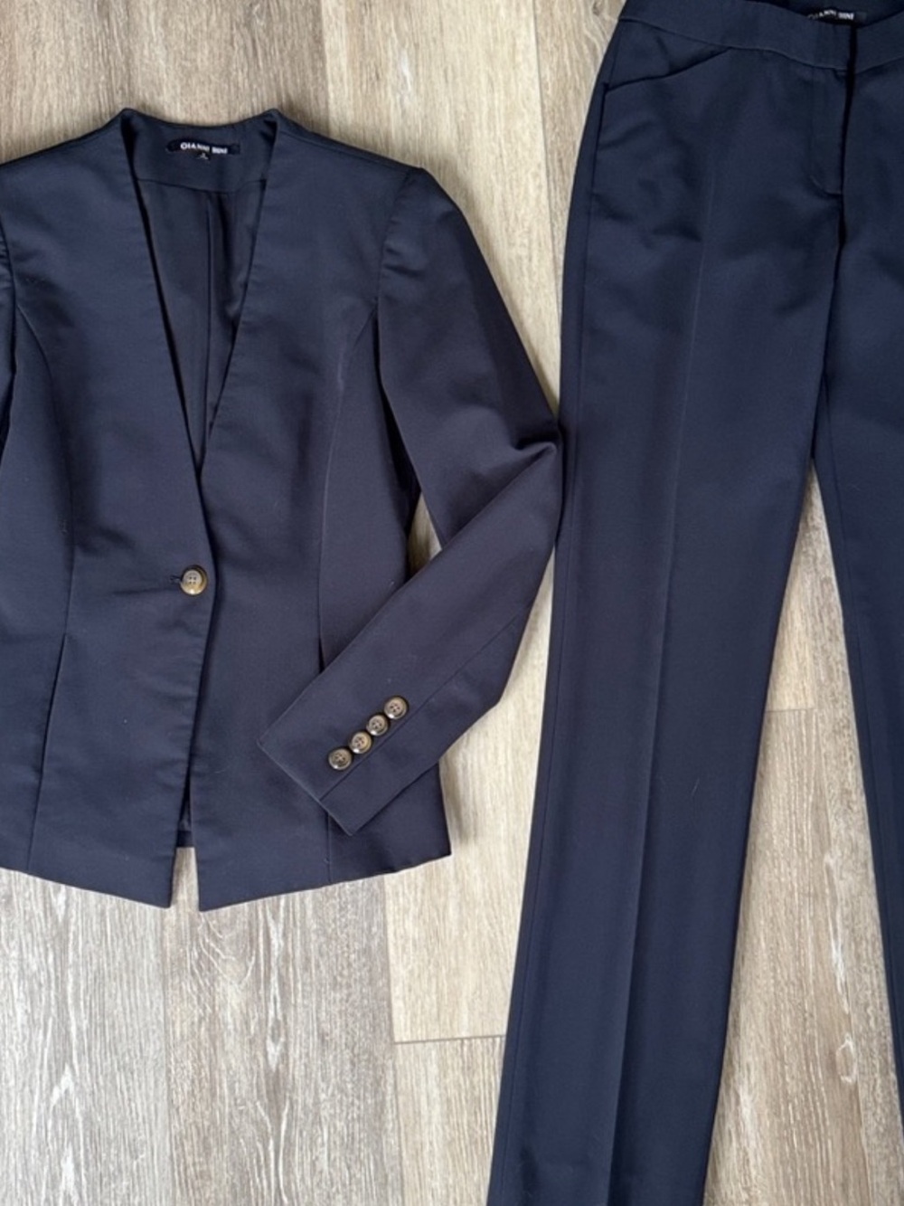 Gianni Bini Women's Navy Two-Piece Straight Leg Suit, size 2